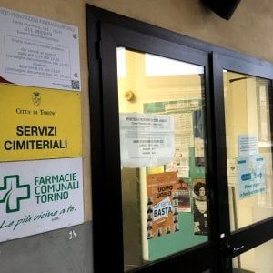 Torino, Appendino vende le farmacie comunali. Le opposizioni: "Vuole l'acqua pubblica, ma privatizza la salute"