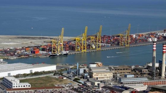 Livorno, cinque migranti in fuga, si tuffano dal traghetto. Uno salvato, non sapeva nuotare
