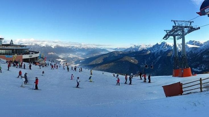 Il ritorno dello sci: ecco gli impianti già aperti e la sorpresa dello skipass, con aumenti fino al 20 per cento