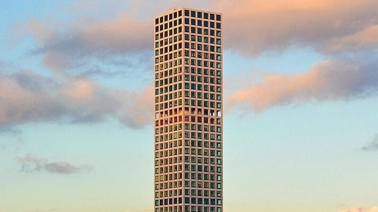 Manhattan, fuga dal grattacielo dei super ricchi: “Oscilla troppo e lo scivolo dei rifiuti fa rumore”. Crollo dei prezzi (si fa per dire)