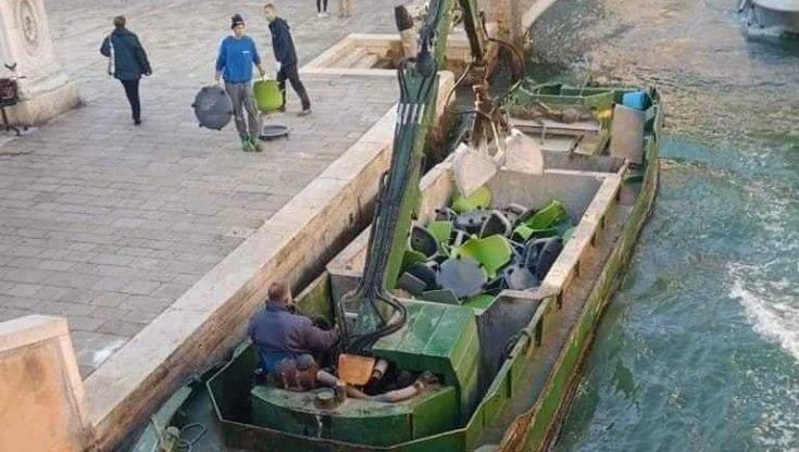 Venezia, liceo butta i banchi a rotelle. Foto virale e polemiche sui social