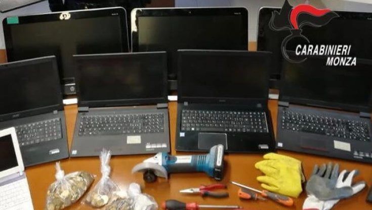Tenta di svaligiare l'isola ecologica: in Brianza arrestato 28enne con pc, televisori e cavi di rame