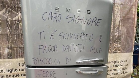 "Signore, avete perso un frigo": sindaco lo riporta a casa di chi l'aveva buttato. Con la multa
