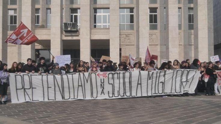 Bergamo, tensione alla vigilia dello sciopero: vietato il corteo degli studenti, perquisiti 6 minori