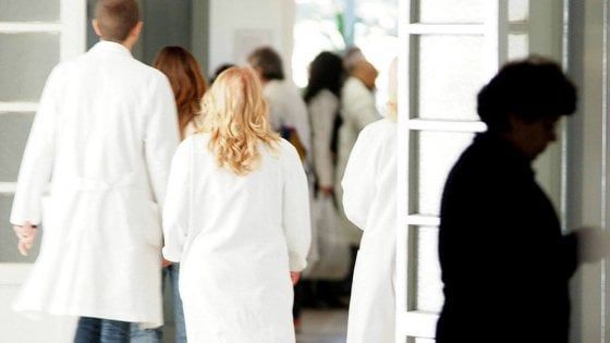 Perugia, scatta allarme incubatrice, infermiera arriva in ritardo: licenziata in tronco "per gravità"