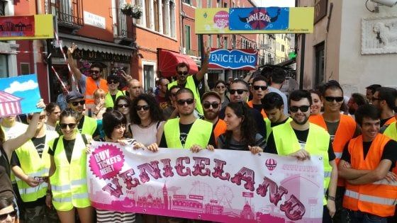 Venezia, nuovo blitz dei centri sociali contro i tornelli: "Benvenuti a Veniceland "