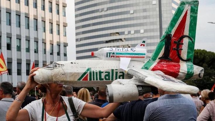 Alitalia licenzia 2668 persone, ora in cassa integrazione: “Sono eccedenti”. Sindacati: Ita Airways li assuma