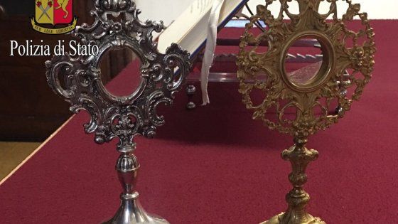 Milano, lascia due reliquari rubati sull'altare e scappa: mistero nella chiesa di Santa Maria Incoronata