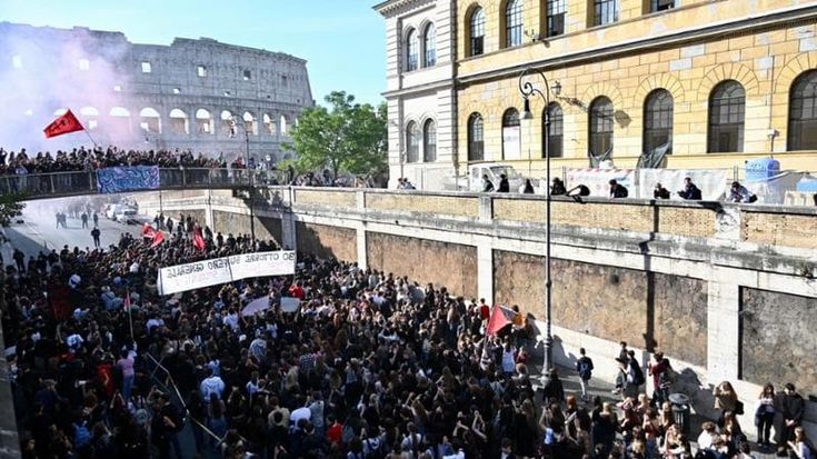Gli studenti si prendono le piazze, cortei e tensioni in tutta Italia: tre minori arrestati a Torino