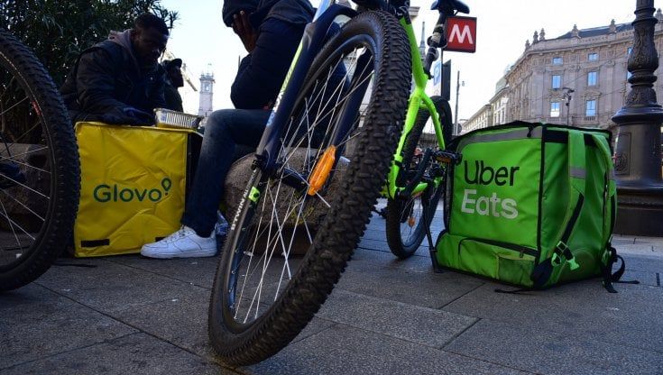 Rubano la bici nuova a un rider, i colleghi si improvvisano detective e la ritrovano