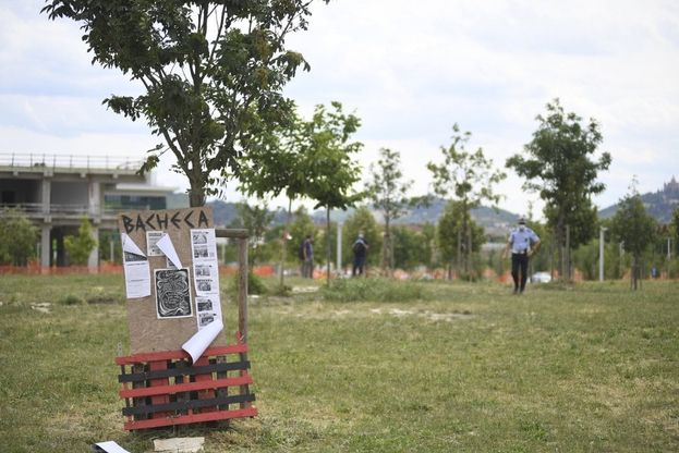 Lo sgombero dell'area verde in via Fioravanti: l'intervento di carabinieri e vigili