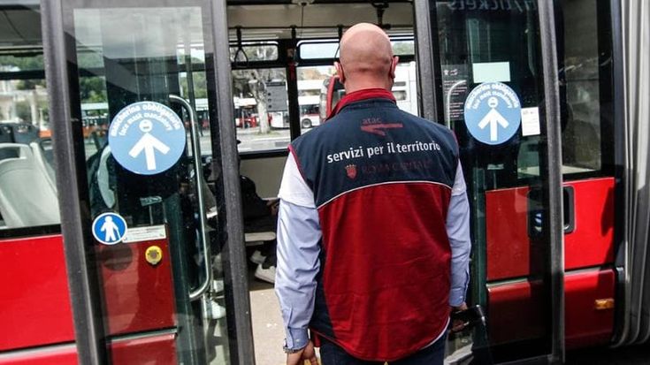 Atac, guerra agli evasori sui bus di Roma: arriva l'esattore privato per chi non paga la multa