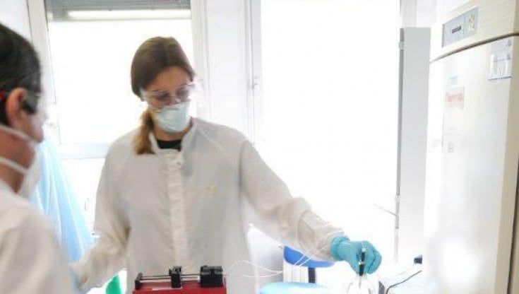 La pandemia che penalizza le donne: tornano meno degli uomini in ufficio, è l'effetto Covid-working