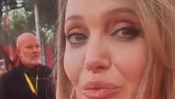 Il red carpet di Angelina Jolie: "Anche con un tumore restiamo donne, non perdiamo l’identità"