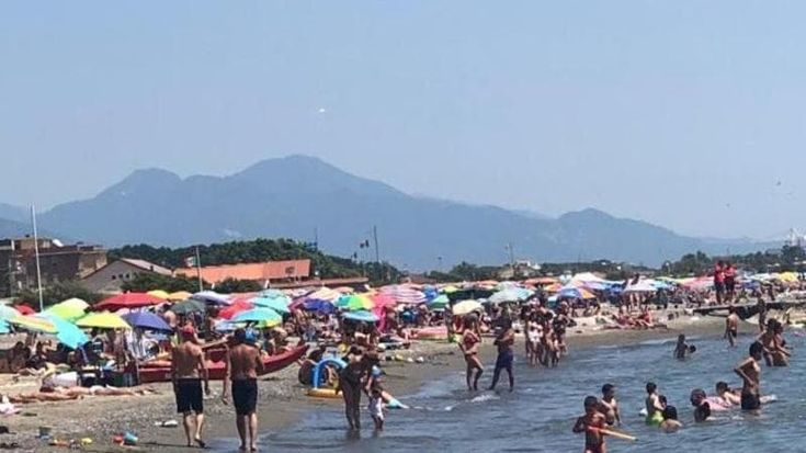 Marinella di Sarzana, concessioni spazzate via dal Tar, l’estate apre con la spiaggia tutta libera