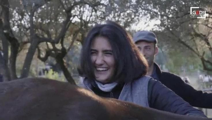 Il sorriso disarmante di Ludovica, che con l'ippoterapia ha imparato a comunicare col mondo