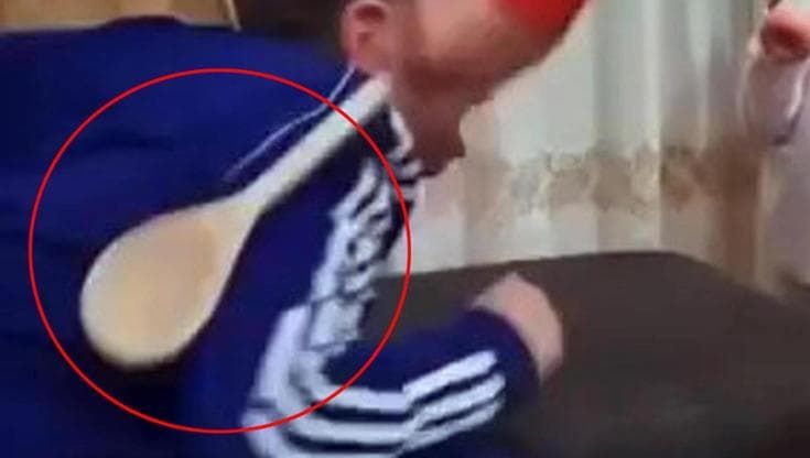 Undicenne picchiato con un cucchiaio di legno: divieto di avvicinamento per i genitori