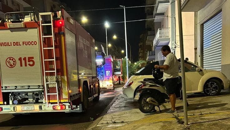 Incendio in un palazzo di sette piani a Gela, evacuati i residenti