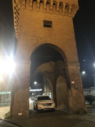 Bologna: parcheggia dentro Porta Castiglione, ma proprio dentro