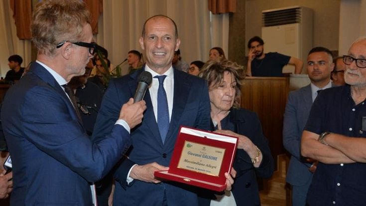 Allegri, gioia e lacrime al premio Galeone: “Ci guarda da lassù”