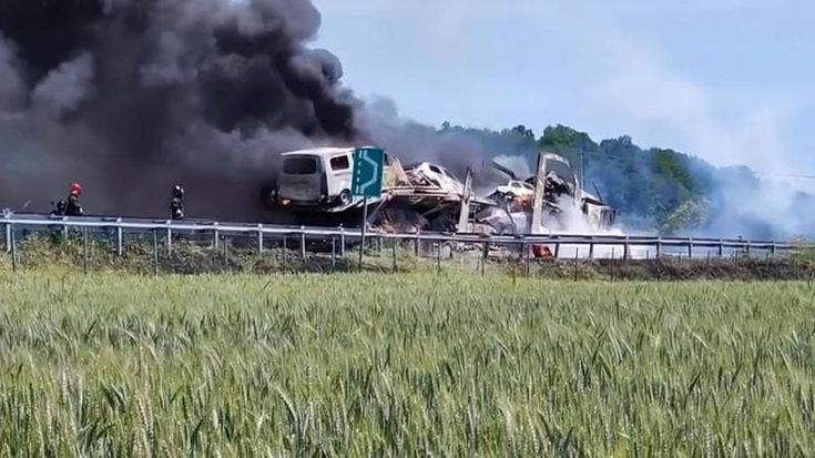 Scontro fra tir, camionista muore carbonizzato sulla Torino-Piacenza a Villafranca