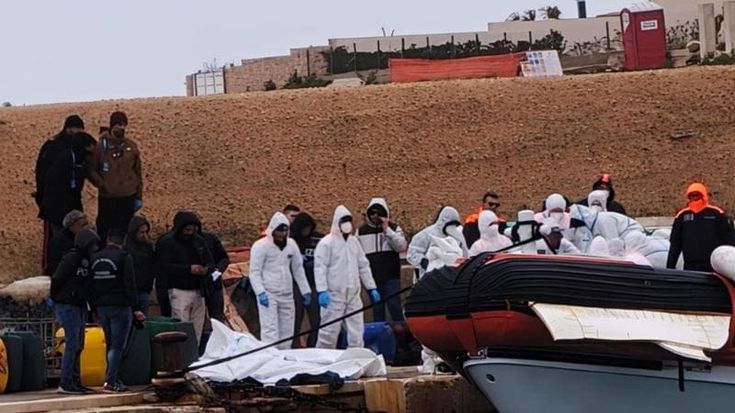 Muoiono di freddo in 19. Strage sul gommone al largo di Lampedusa