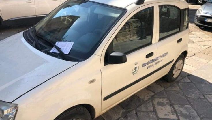 L'auto del Comune è in sosta vietata, i vigili la multano: "La legge non ammette eccezioni"