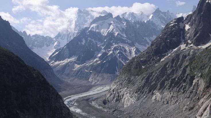 I ghiacciai, diventati “campi di battaglia e ammassi di rocce”: ecco come il cambiamento climatico sta distruggendo le Alpi