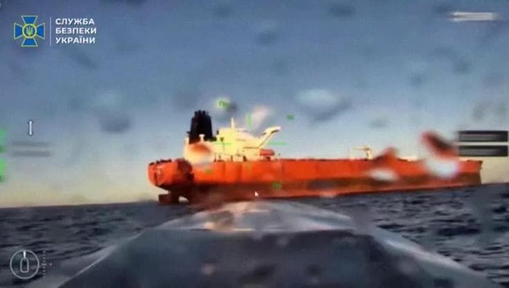 Attacco ucraino alla nave russa fantasma nel Mar Nero: le immagini dal drone in soggettiva