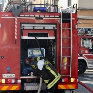 Milano, corpo decapitato e carbonizzato trovato vicino a un cassonetto in fiamme