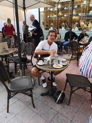Cipollini in bici a Bari, corsa al selfie con l'ex campione del mondo  