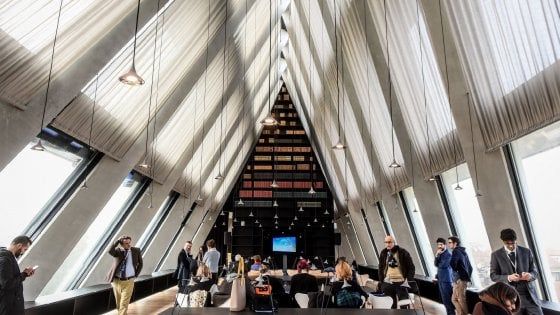 Milano, la movida tra i libri: cultura da tutto esaurito nelle piramidi Feltrinelli