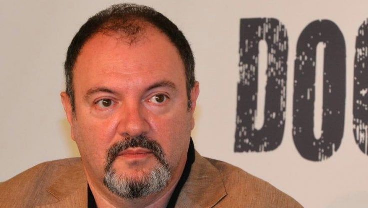Carlo Lucarelli e la violenza sulle donne: “Guardate nelle finestre degli altri, farsi gli affari propri non è più cosa buona”