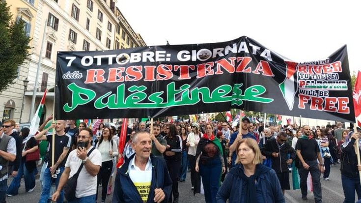Corteo pro Pal a Roma, spunta lo striscione sul 7 ottobre: “Giornata della Resistenza”