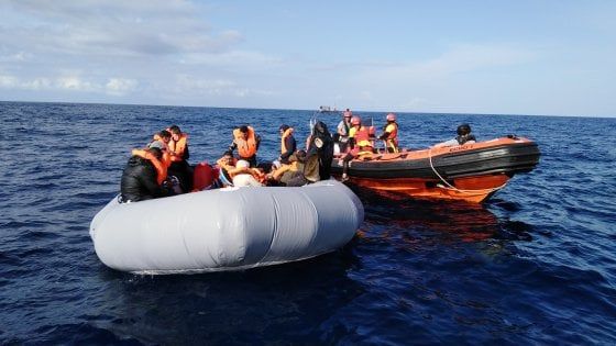 L’aero di Sea watch, Moonbird, individua 15 migranti in difficoltà. Salvati  
