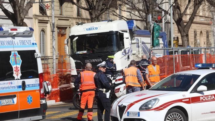 Firenze, ciclista muore investito da un camion in viale Gramsci