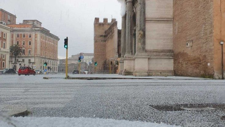 Forte grandinata su Roma, imbiancate strade della città: chiusa Fermata Metro A Termini