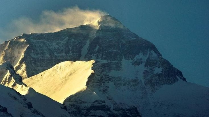 Everest, turisti avvelenati dalle guide per truffare le assicurazioni: 32 persone indagate