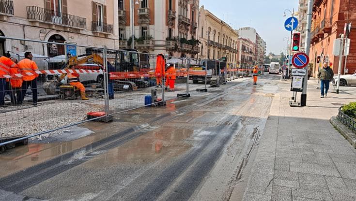 Rottura di una tubatura idrica nel cantiere Enel: allagato un tratto di corso Vittorio Emanuele