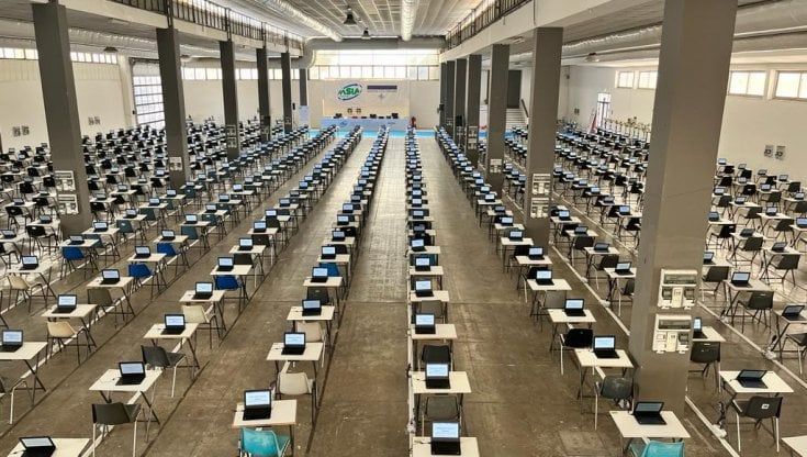 Napoli, mille e 200 laureati al concorso per lavorare nell'azienda dei rifiuti 