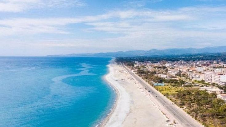 Bandiere Blu 2026, 257 i comuni premiati: boom Calabria, entrano Rimini, Lipari e Monte Argentario