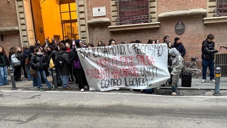 Volantini della destra al Minghetti e Laura Bassi. “Identificati dalla Digos chi li ha staccati”