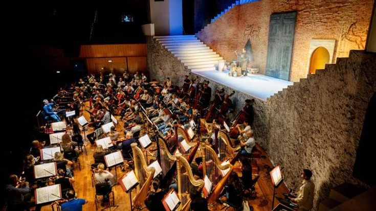 L’impresa di Siegfried, sfarzo dei costumi nella città rinascimentale