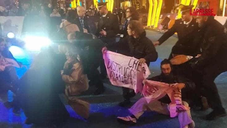 Sanremo, Extincion Rebellion occupa il blu carpet ma i fan del festival ironizzano: "Almeno nudi!"