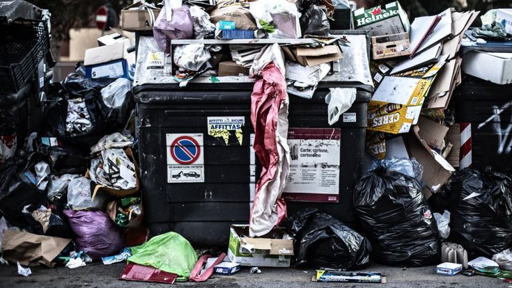 Perché Roma è sommersa dai rifiuti