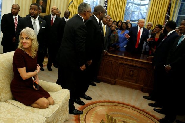 Usa, con i piedi sul divano dello Studio Ovale: l'irriverenza della consigliera di Trump
