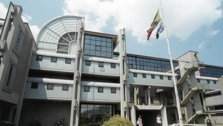 Abusi sulla figlia dodicenne della sua compagna, imprenditore sotto accusa
