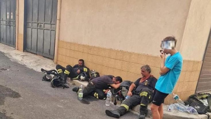 La foto dei pompieri stremati, simbolo dell’emergenza incendi: “Sudore e capogiri ma quanto affetto dai cittadini”
