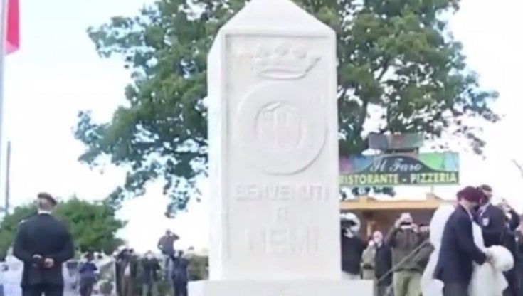 Roma, una manifestazione per la pace contro il monumento di benvenuto a Nemi accusato di "inneggiare alla guerra"