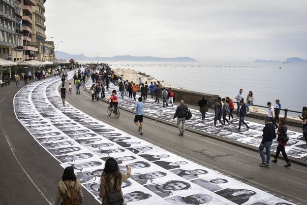 Tremila ritratti incollati a terra, sul lungomare di Napoli "Inside Out” dell’artista francese Jr